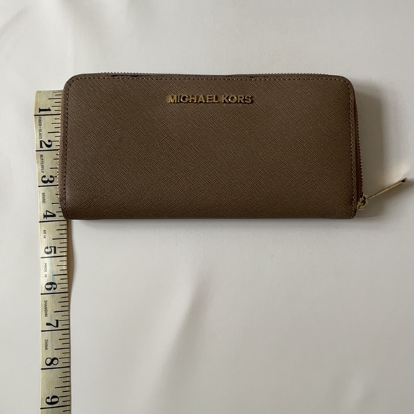 BRAND NEW! Michael Kors full zip around wallet. - Picture 4 of 5